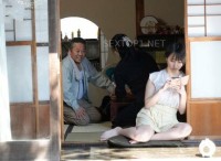 Cháu gái về quê với mẹ bị ông chú cứ nhìn với ánh mắt tà dâm