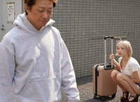 Cho cô nàng lang thang một miếng cơm nắm, nào ngờ cô ấy theo về tận nhà