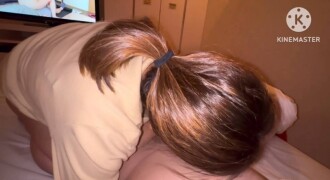 Phim She works at a local supermarket as a cashier, and is an ordinary housewife, but she is teased for her bowlegged posture, which she has never shown to her husband. Customers have no idea that an ordinary housewife working the cash register