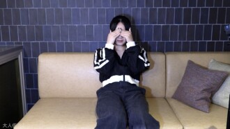 [First amateur shoot] Sakura (18) A cute amateur who has never even had a blowjob. She opens her mouth and drinks the saliva of a middle-aged man. Her vagina is filmed and she gets her first creampie. Her anus is also cute, so I penetrated