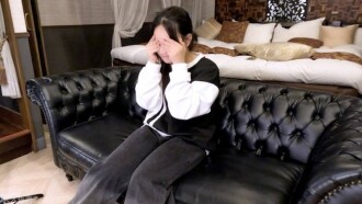 Phim Sakura (18) was filmed for two consecutive days, and this video shows her dripping with love juice as she came in for creampies. The entire scene, from blowjobs to cowgirl, was also recorded with a forehead camera.