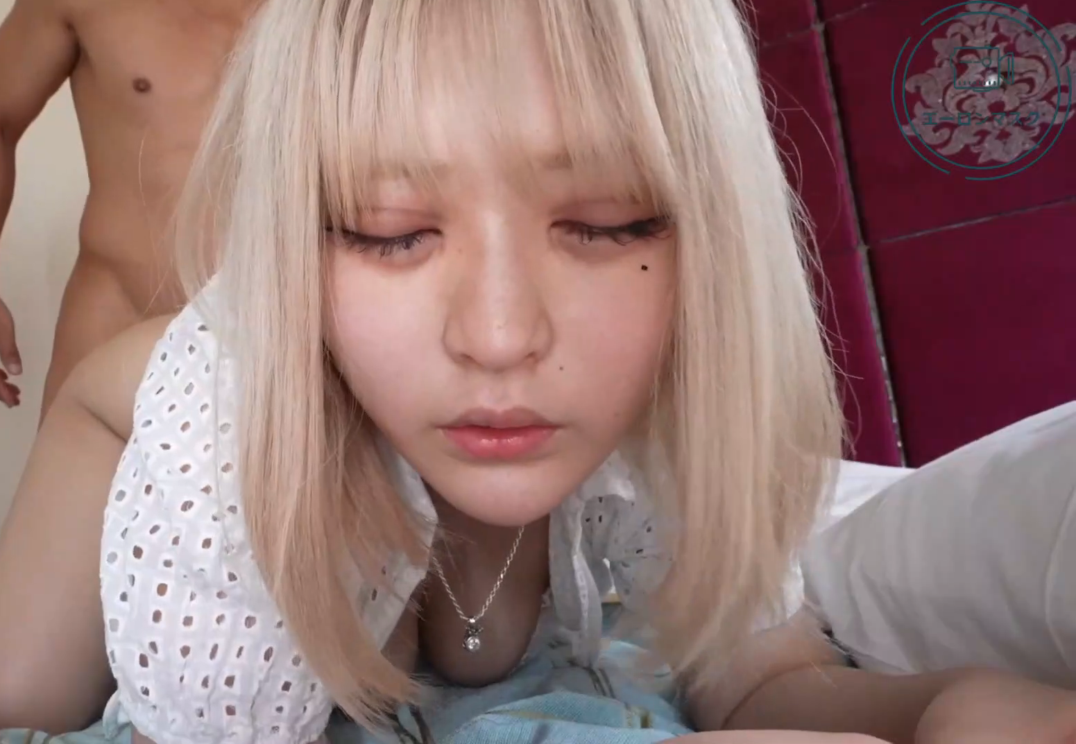 Phim Một cô gái tóc vàng quyến rũ với vòng ngực cỡ H