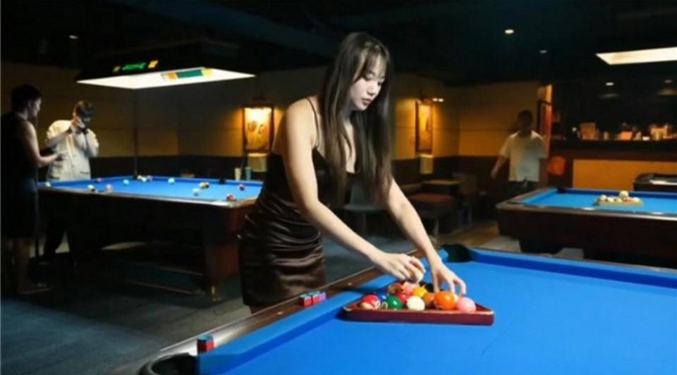 - Trải nghiệm em gái làm quán bi-a bím hồng